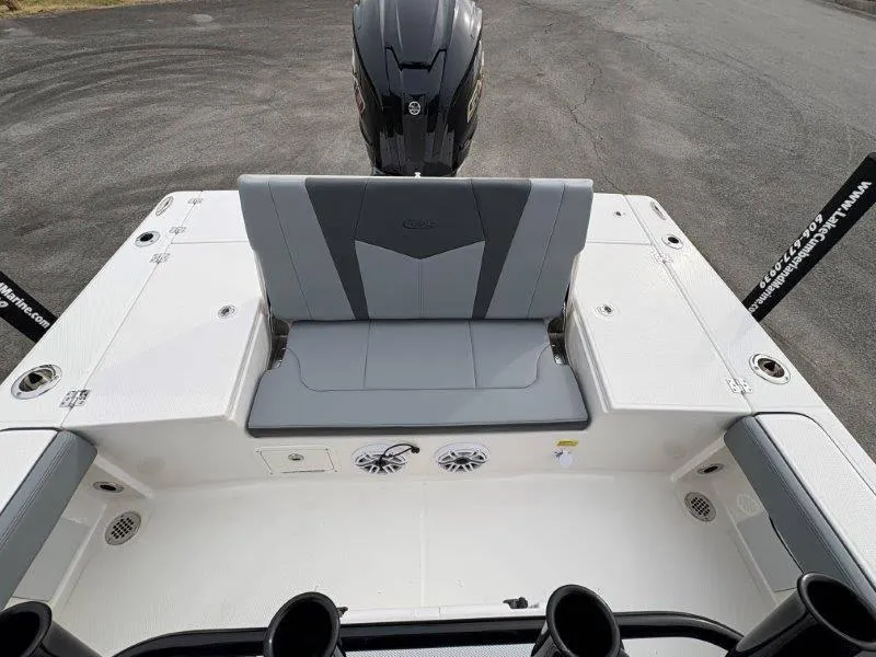 Slide: The Image of Robalo 226 Cayman 2025 - 67