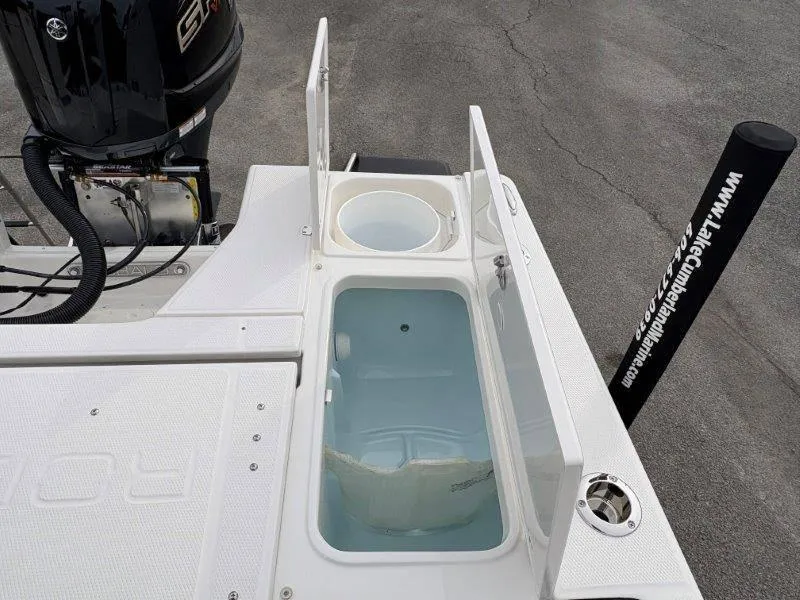 Slide: The Image of Robalo 226 Cayman 2025 - 68