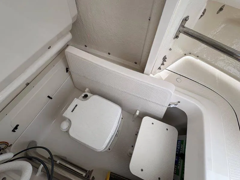 Slide: The Image of Robalo 226 Cayman 2025 - 69