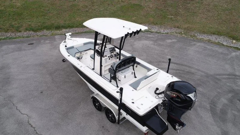 Slide: The Image of Robalo 226 Cayman 2025 - 7