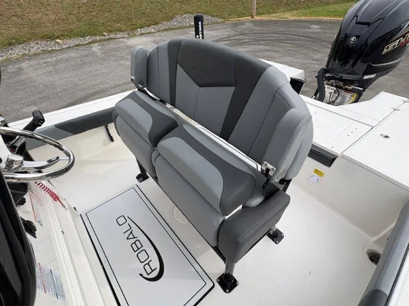 Slide: The Image of Robalo 226 Cayman 2025 - 71