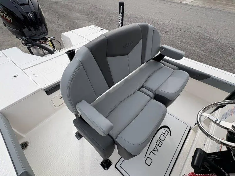 Slide: The Image of Robalo 226 Cayman 2025 - 73