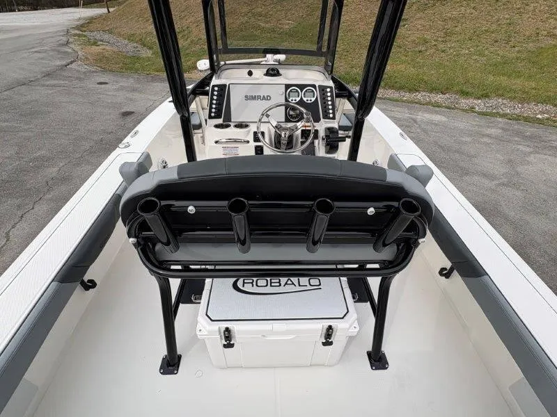 Slide: The Image of Robalo 226 Cayman 2025 - 75
