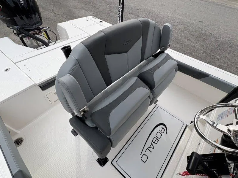 Slide: The Image of Robalo 226 Cayman 2025 - 77