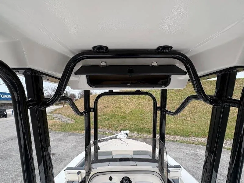 Slide: The Image of Robalo 226 Cayman 2025 - 78