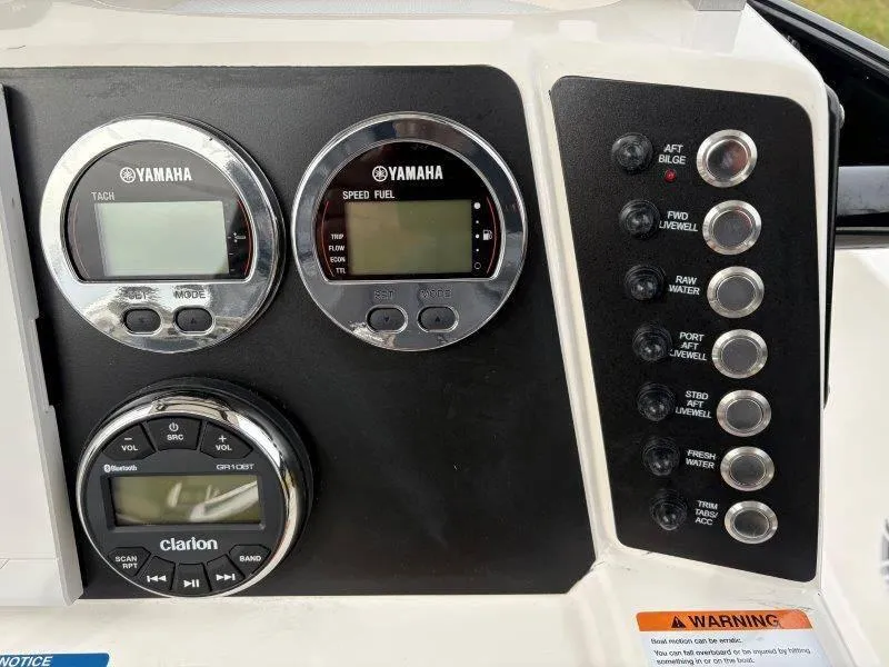 Slide: The Image of Robalo 226 Cayman 2025 - 82