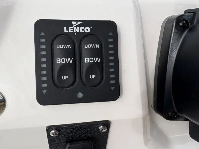 Slide: The Image of Robalo 226 Cayman 2025 - 85