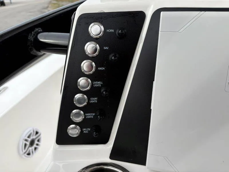 Slide: The Image of Robalo 226 Cayman 2025 - 87