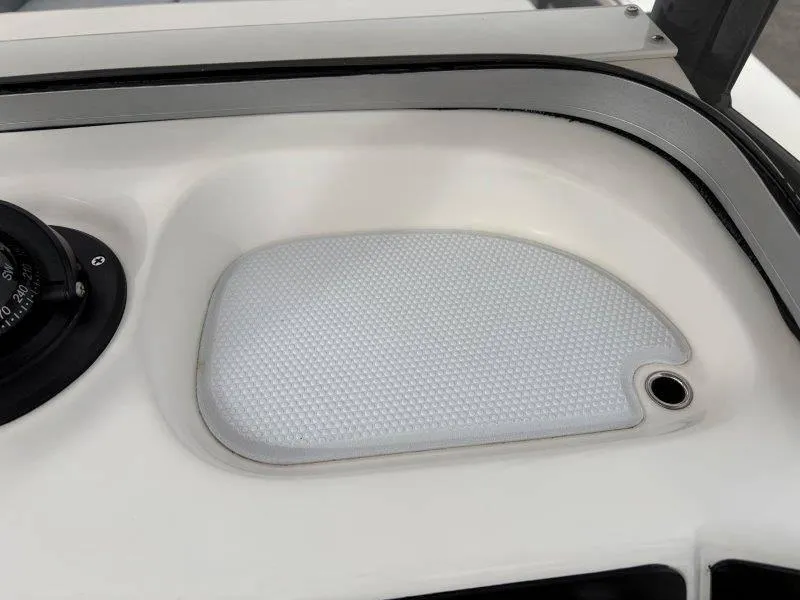 Slide: The Image of Robalo 226 Cayman 2025 - 89