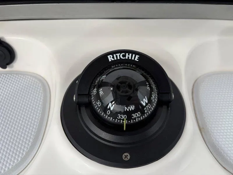 Slide: The Image of Robalo 226 Cayman 2025 - 92