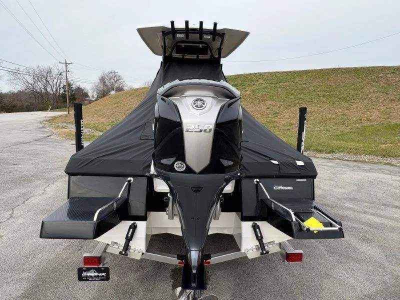 Slide: The Image of Robalo 226 Cayman 2025 - 99