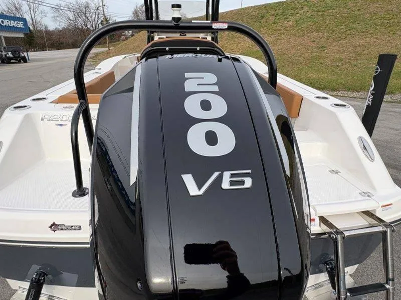 Slide: The Image of 2025 Robalo 202 EXPLORER with Mercury 200 V6 engine, rear view. - 10