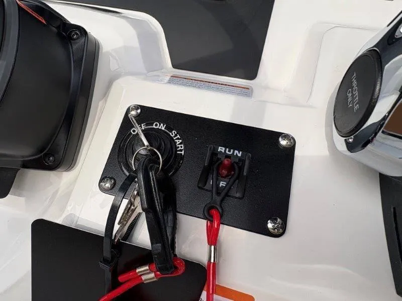 Slide: The Image of Robalo 202 EXPLORER 2025 - 54