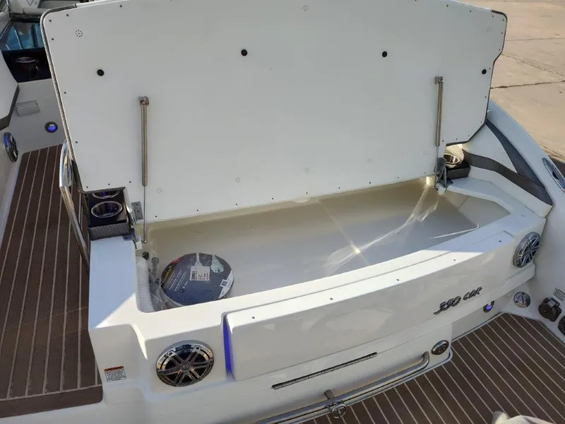 Slide: The Image of Formula 350 Crossover Bowrider 2018 - 53