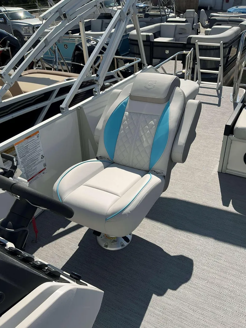 Slide: The Image of Captain's chair on 2025 Sweetwater 2486 SFL pontoon boat, featuring blue and white upholstery. - 5