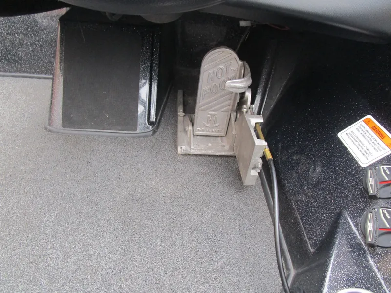 Slide: The Image of 2017 Nitro Z20 Z-Pro boat foot pedal and controls. - 22