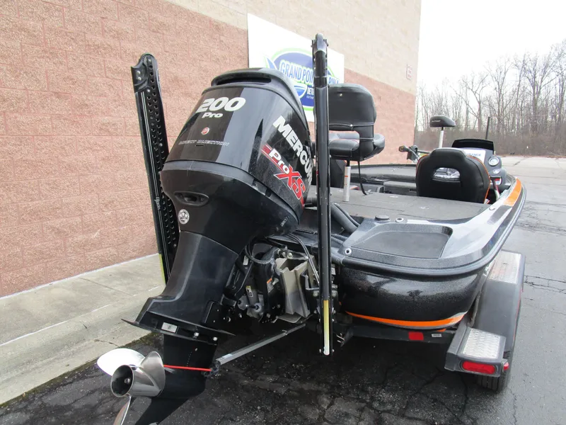 Slide: The Image of 2017 Nitro Z20 Z-Pro High Performance boat with Mercury 200 Pro XS engine. - 5