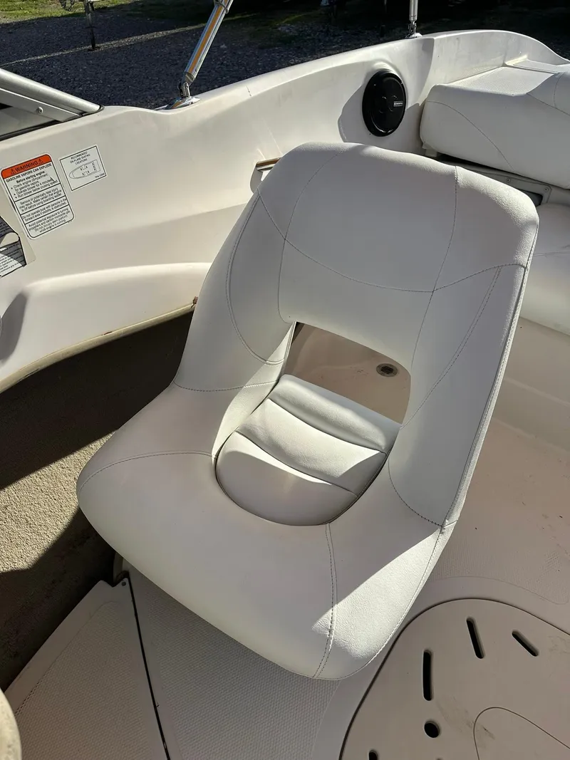 Slide: The Image of White seat on 2008 Tahoe Q5i Sport boat, interior view. - 11