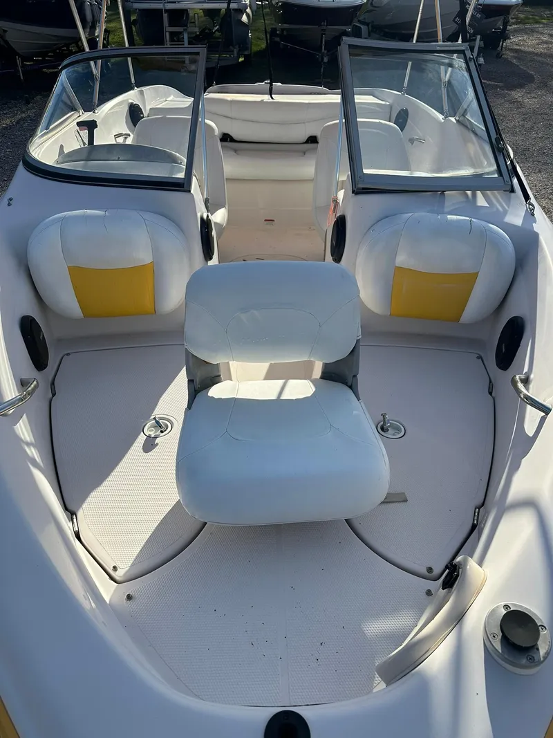 Slide: The Image of 2008 Tahoe Q5i Sport boat interior with white and yellow seating. - 4