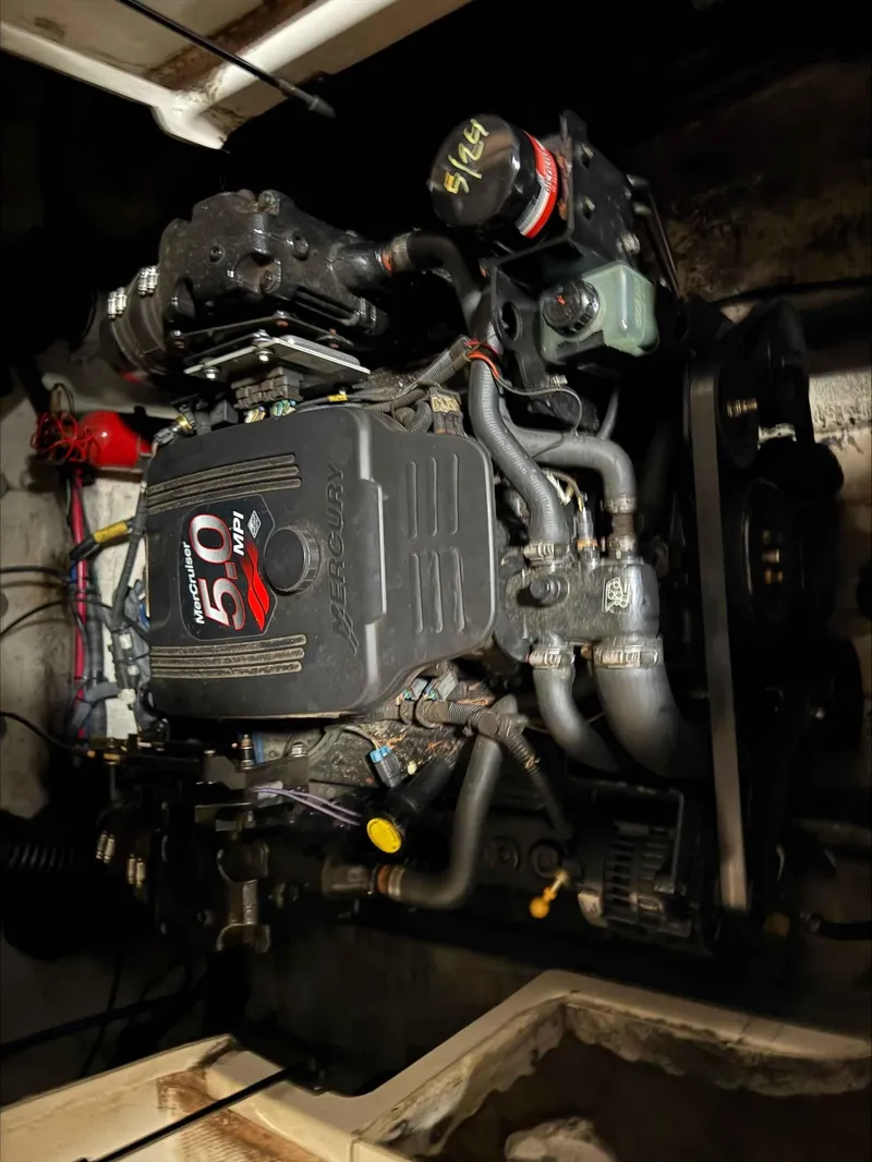 Slide: The Image of 2003 Sea Ray 240 Sundeck engine, Mercury 5.0 MPI, detailed view. - 24