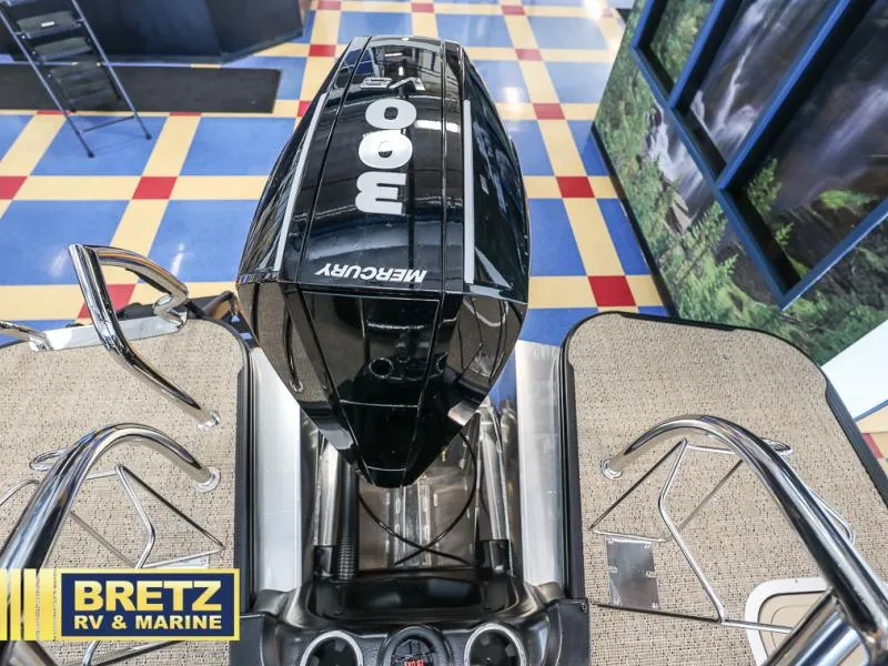 Slide: The Image of Lusso Ultra-Lounge L23UC 2025 - 10