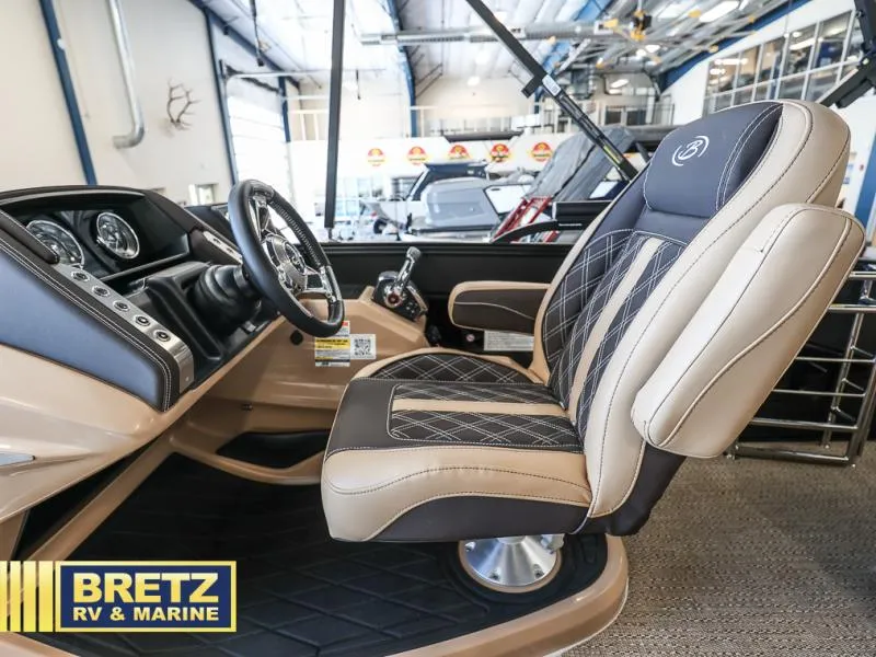 Slide: The Image of Lusso Ultra-Lounge L23UC 2025 - 15