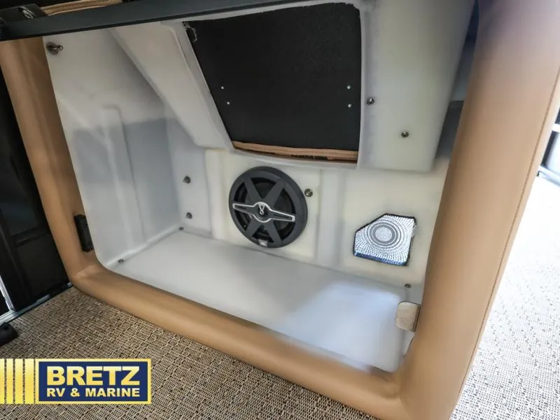 Slide: The Image of Lusso Ultra-Lounge L23UC 2025 - 19