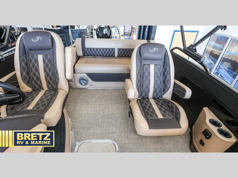 Slide: The Image of Lusso Ultra-Lounge L23UC 2025 - 20