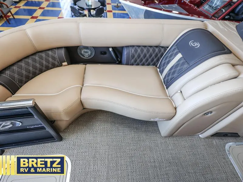 Slide: The Image of Lusso Ultra-Lounge L23UC 2025 - 22