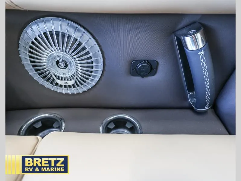 Slide: The Image of Lusso Ultra-Lounge L23UC 2025 - 23