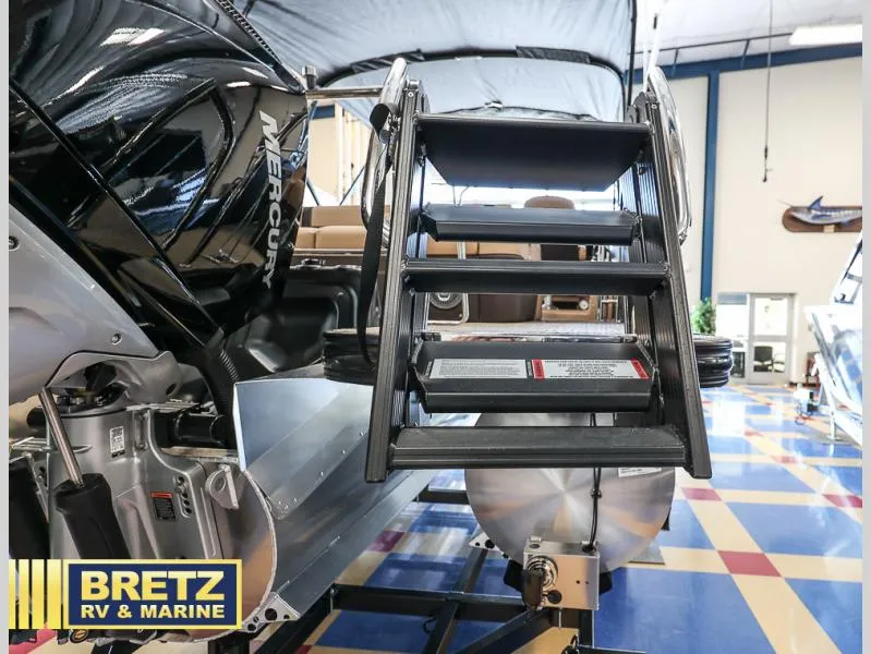 Slide: The Image of Lusso Ultra-Lounge L23UC 2025 - 25