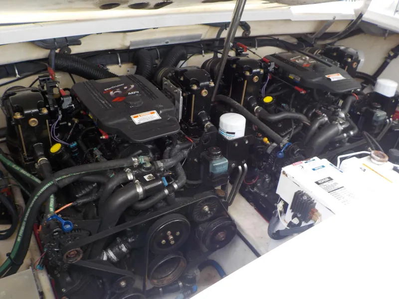 Slide: The Image of 2006 Formula 330 SS engine compartment with multiple powerful engines. - 17