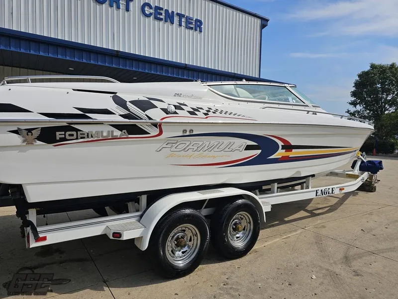 Slide: The Image of 2005 Formula 292 FASTech boat on trailer outside a marine center. - 12
