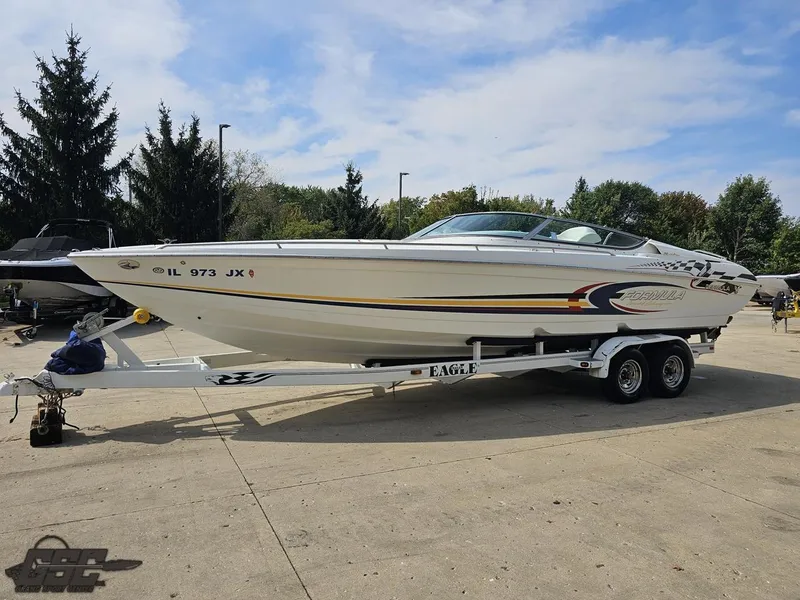 Slide: The Image of 2005 Formula 292 FASTech boat on trailer in outdoor setting. - 18