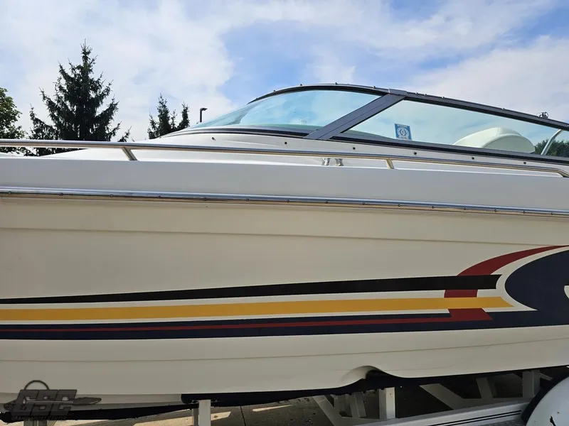 Slide: The Image of 2005 Formula 292 FASTech boat with sleek design and colorful graphics. - 22