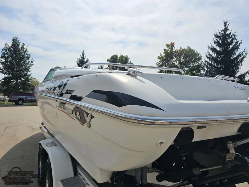 Slide: The Image of 2005 Formula 292 FASTech boat on trailer, sleek design, outdoor setting. - 28