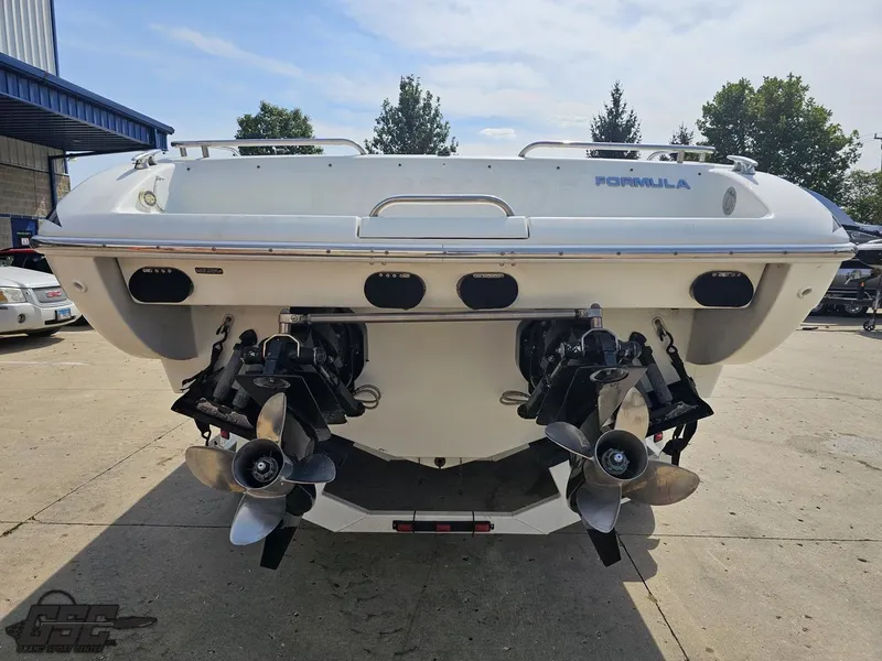 Slide: The Image of Rear view of 2005 Formula 292 FASTech boat with dual propellers. - 30