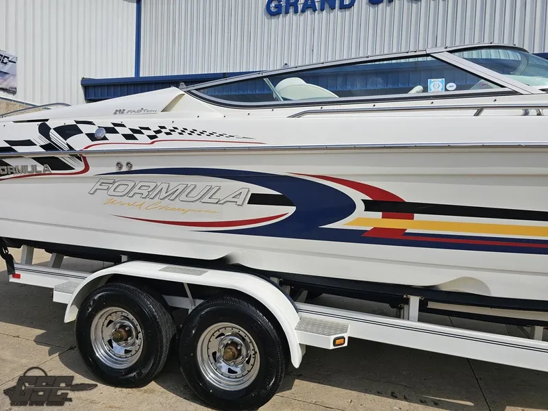 Slide: The Image of 2005 Formula 292 FASTech boat on trailer, sleek design with vibrant graphics. - 7