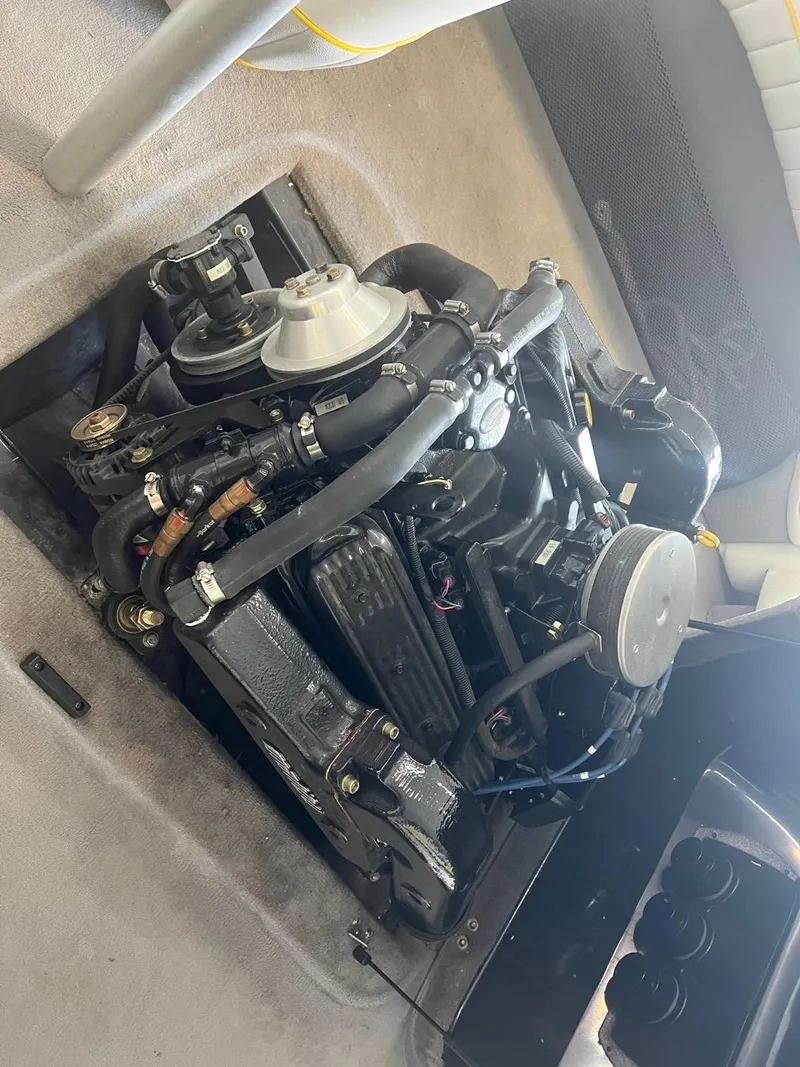 Slide: The Image of 2004 Malibu 20 Response LXI boat engine, detailed view. - 13