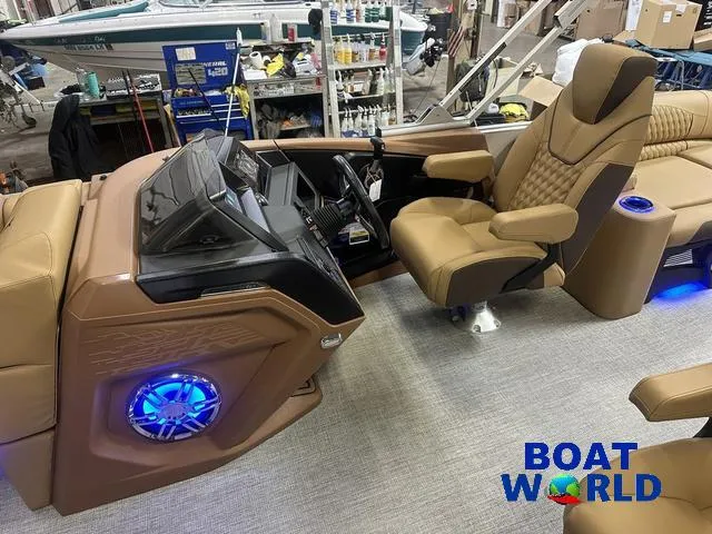 Slide: The Image of Tahoe Cascade 2385 Quad Lounge Shift SS Tritoon & Honda 2025 - 13