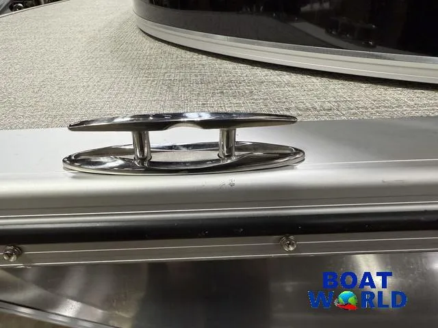 Slide: The Image of Tahoe LTZ 2385 Swingback 2025 boat cleat detail with Honda 4-Stroke EFI. - 38