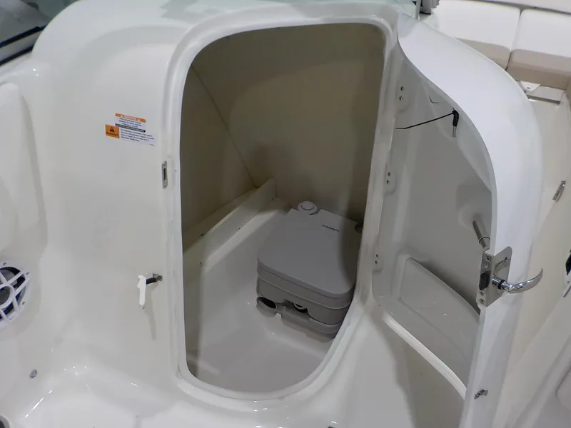 Slide: The Image of Robalo Dual Console R207 2025 - 10