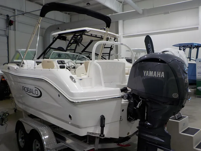 Slide: The Image of Robalo Dual Console R207 2025 - 3