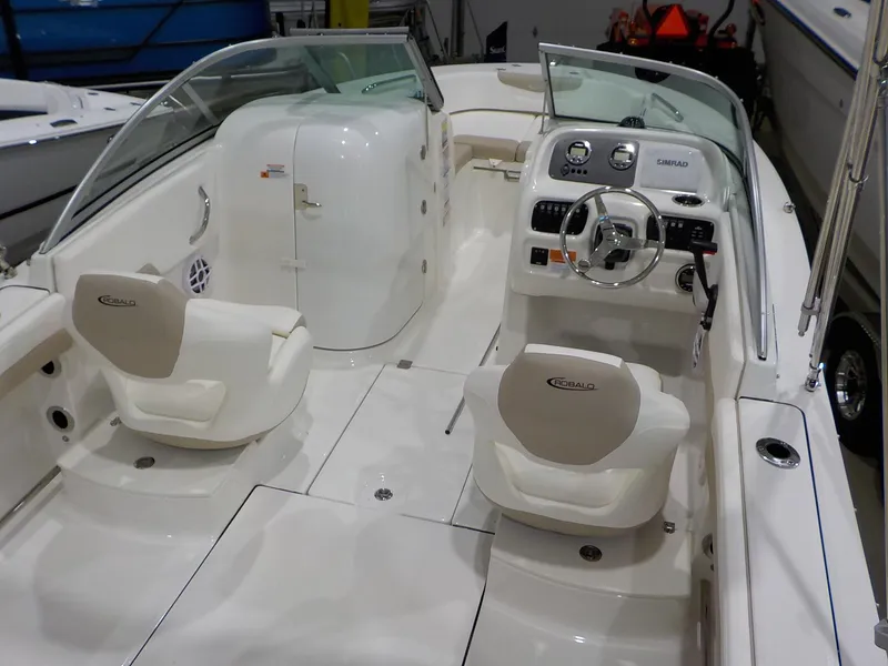 Slide: The Image of Robalo Dual Console R207 2025 - 4