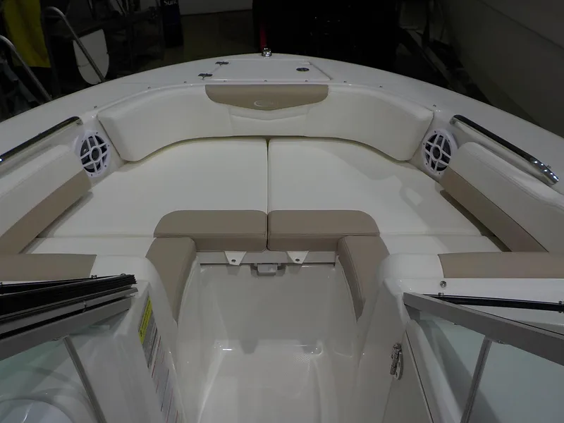 Slide: The Image of Robalo Dual Console R207 2025 - 5