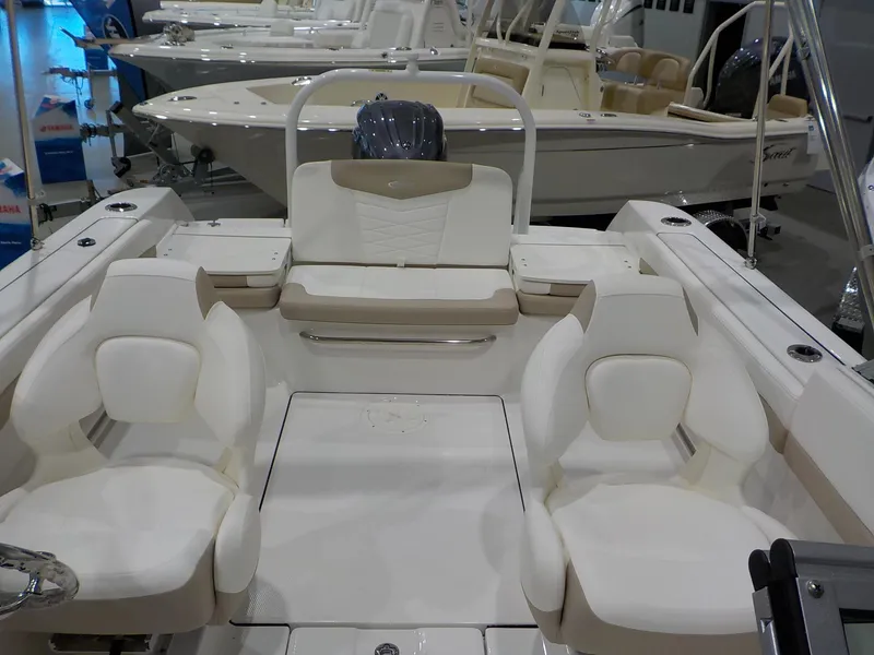 Slide: The Image of Robalo Dual Console R207 2025 - 6