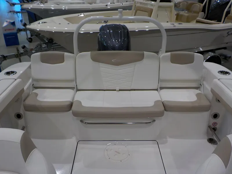 Slide: The Image of Robalo Dual Console R207 2025 - 7