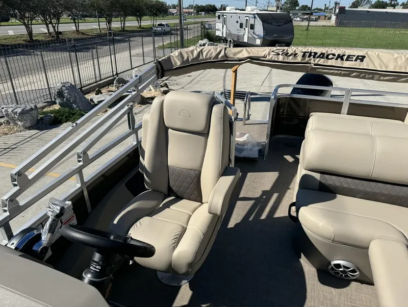 Slide: The Image of Sun Tracker Sportfish 24 XP3 2025 - 10