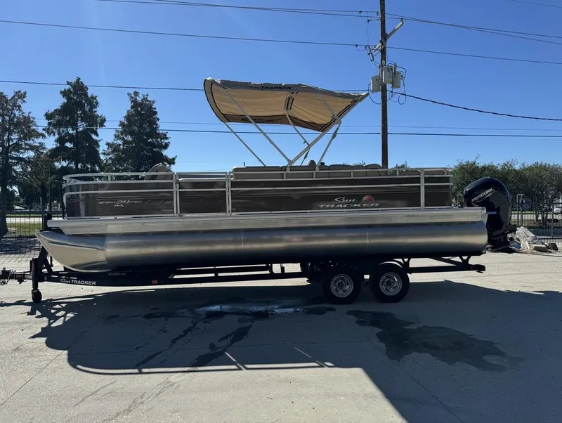 Slide: The Image of Sun Tracker Sportfish 24 XP3 2025 - 11