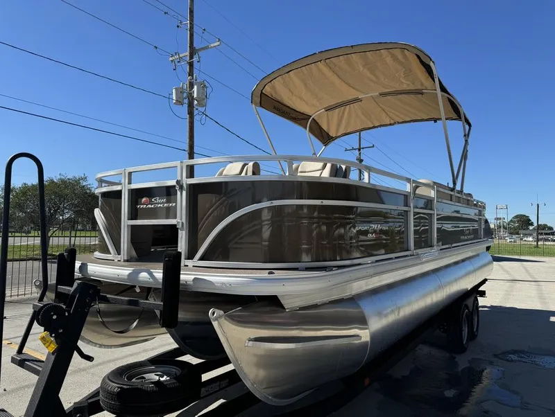 Slide: The Image of Sun Tracker Sportfish 24 XP3 2025 - 12